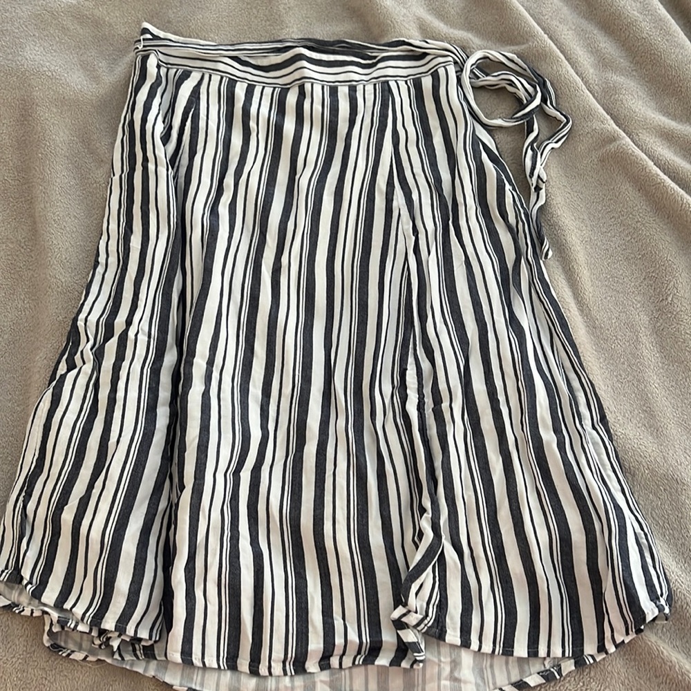 Black and white linen skirt with tie